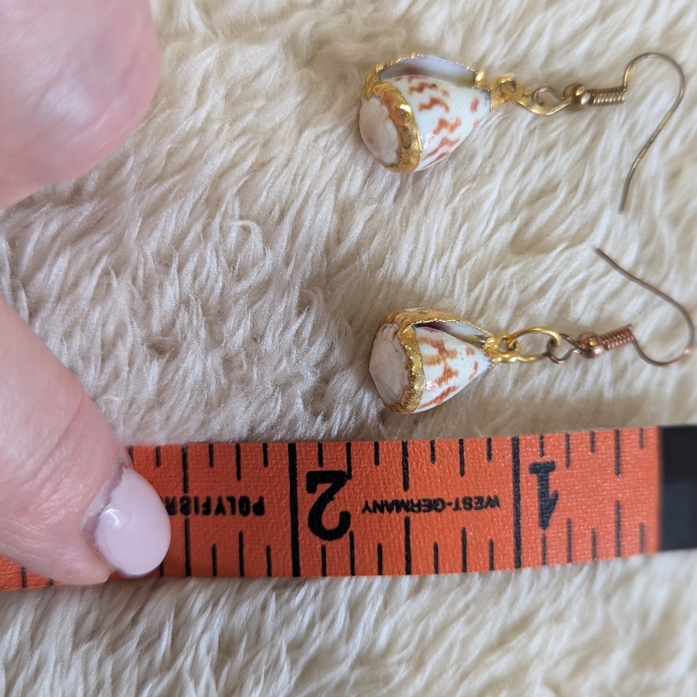Vintage Small Sea Shell Rimmed With Gold filled Accent Pierced Earrings - Picture 7 of 7